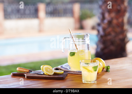 Bicchiere di limonata fatta in casa in un bar a bordo piscina Foto Stock