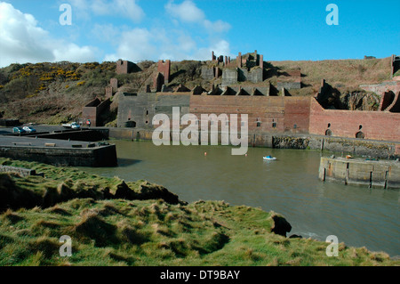 Resti di vecchie industrie e Harbour, Porthgain, Pembrokeshire, Wales, Regno Unito Foto Stock