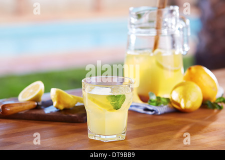 Bicchiere di limonata fatta in casa in un bar a bordo piscina Foto Stock