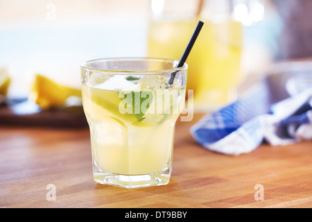 Bicchiere di limonata fatta in casa in un bar a bordo piscina Foto Stock