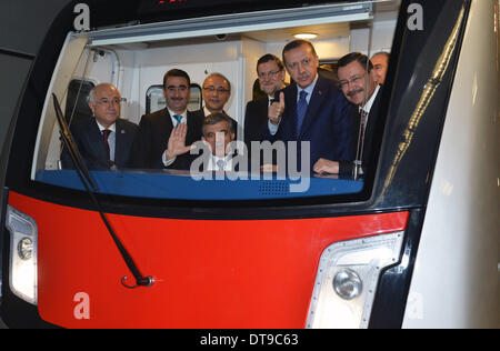 Ankara, Turchia. 12 feb 2014. Turksih presidente Abdullah Gul (4 L) e il Primo ministro turco Recep Tayyip Erdogan (terza R) a bordo del primo in acciaio inox metro treno realizzato in Cina dopo che esso è stato ufficialmente messo in operazione su M3 linea del sistema di metropolitana di Ankara, Turchia, nel febbraio 12, 2014. Credit: Turco Palazzo presidenziale/Xinhua/Alamy Live News Foto Stock