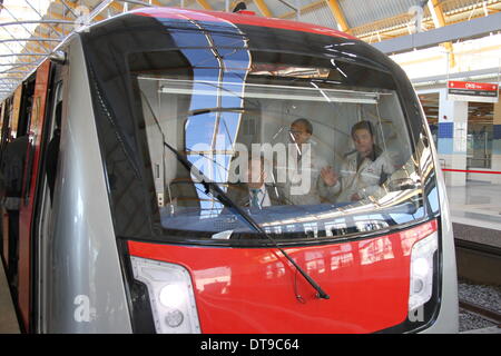 Ankara, Turchia. 12 feb 2014. I tecnici dalla Cina è la RSI Corporation incarica il bagno turco driver dopo il primo in acciaio inox metro treno realizzato in Cina ha ufficialmente messo in operazione su M3 linea del sistema di metropolitana di Ankara, Turchia, nel febbraio 12, 2014. Turksih presidente Abdullah Gul e il Primo ministro turco Recep Tayyip Erdogan ha partecipato alla cerimonia di lancio e a bordo del primo treno metro per celebrare il funzionamento della linea metropolitana. Credito: Li Ming/Xinhua/Alamy Live News Foto Stock