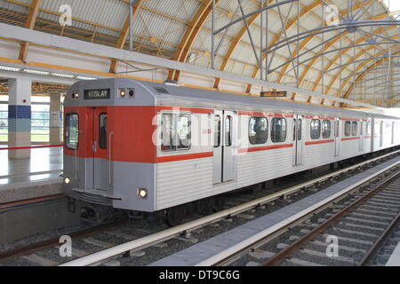 Ankara, Turchia. 12 feb 2014. Il primo in acciaio inox metro treno realizzato in Cina è visto dopo essere stato ufficialmente messo in operazione su M3 linea del sistema di metropolitana di Ankara, Turchia, nel febbraio 12, 2014. Turksih presidente Abdullah Gul e il Primo ministro turco Recep Tayyip Erdogan ha partecipato alla cerimonia di lancio e a bordo del primo treno metro per celebrare il funzionamento della linea metropolitana. Credito: Li Ming/Xinhua/Alamy Live News Foto Stock