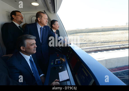 Ankara, Turchia. 12 feb 2014. Turksih presidente Abdullah Gul (C) anteriore e il Primo ministro turco Recep Tayyip Erdogan 2a (R) a bordo del primo in acciaio inox metro treno realizzato in Cina dopo che esso è stato ufficialmente messo in operazione su M3 linea del sistema di metropolitana di Ankara, Turchia, nel febbraio 12, 2014. Credit: Turco Palazzo presidenziale/Xinhua/Alamy Live News Foto Stock