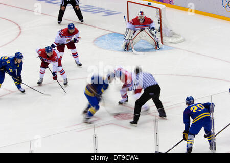 Sochi, Krai Krasnodar, Russia. 12 feb 2014. La sfocatura in movimento di un face-off durante il maschile di hockey su ghiaccio turno preliminare tra il Regno di Svezia e la Repubblica ceca al Bolshoy Cupola di ghiaccio, Cluster costiere - XXII Giochi Olimpici Invernali Credito: Azione Sport Plus/Alamy Live News Foto Stock