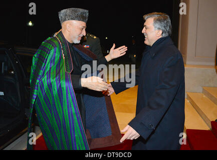 Ankara, Turchia. 12 feb 2014. Foto rilasciata dal bagno turco Palazzo Presidenziale mostra il presidente turco Abdullah Gul (R) accogliente la visita in Afghanistan il presidente Hamid Karzaiter per partecipare al 8° Turkey-Afghanistan-Pakistan vertice trilaterale ad Ankara, Turchia, del 12 febbraio 2014. © turco Palazzo presidenziale/Xinhua/Alamy Live News Foto Stock