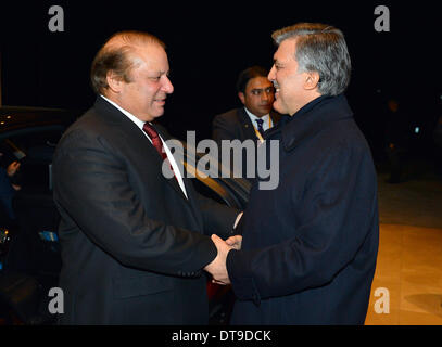 Ankara, Turchia. 12 feb 2014. Foto rilasciata dal bagno turco Palazzo Presidenziale mostra il presidente turco Abdullah Gul (R) accogliente visitando il Pakistan il Primo ministro Nawaz Sharif per partecipare al 8° Turkey-Afghanistan-Pakistan vertice trilaterale ad Ankara, Turchia, del 12 febbraio 2014. © turco Palazzo presidenziale/Xinhua/Alamy Live News Foto Stock