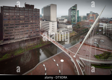 Trinità bridge preso dal Lowry Hotel a Salford come ponti sul fiume Irwell oltre a Manchester City Centre Foto Stock