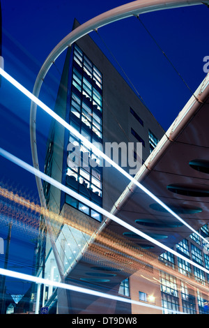 Vista posteriore di trasporto per Greater Manchester sede nel luogo di Piccadilly e la passerella che collega la stazione ferroviaria Foto Stock