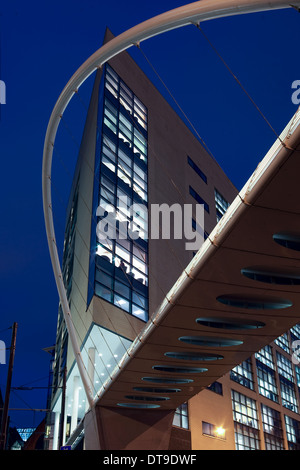 Vista posteriore di trasporto per Greater Manchester sede nel luogo di Piccadilly e la passerella che collega la stazione ferroviaria Foto Stock