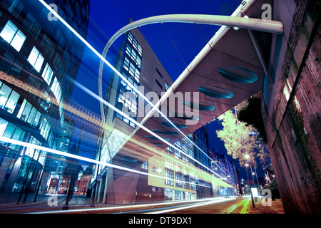 Vista posteriore di trasporto per Greater Manchester sede nel luogo di Piccadilly e la passerella che collega la stazione ferroviaria Foto Stock