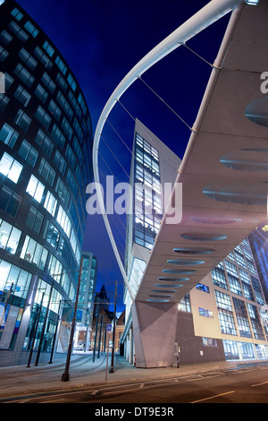 Vista posteriore di trasporto per Greater Manchester sede nel luogo di Piccadilly e la passerella che collega la stazione ferroviaria Foto Stock