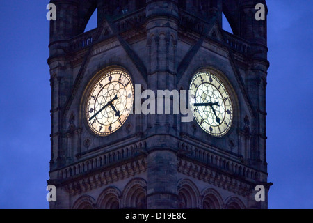 Manchester town hall orologio si illumina la sera la luce di Manchester Foto Stock