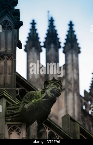 Un gargoyle su un angolo della Cattedrale di Manchester Foto Stock
