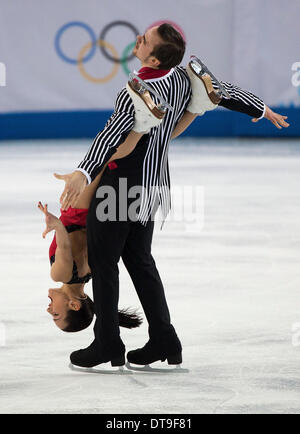 Sochi, Russia. 12 feb 2014. In Russia la Ksenia Stolbova e Fedor Klimov eseguire il loro argento vincere la medaglia di routine nel Team coppie pattinaggio gratuito al pattinaggio Iceberg Palace durante il 2014 Olimpiadi invernali di Sochi. Credito: Paolo Kitagaki Jr./ZUMAPRESS.com/Alamy Live News Foto Stock