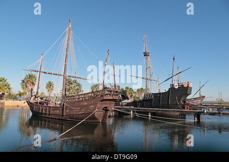 La Nina (L) e Santa Maria (R) la replica di navi (Pinta nascosto) nella banchina del Caravelle, Huelva, Andalusia, Spagna. Foto Stock