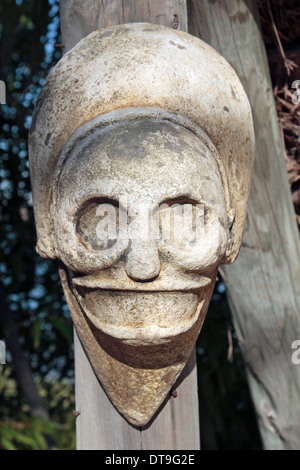 Maschera in legno, parte dell'isola dell'incontro' visualizzazione, nella banchina del Caravelle, Huelva, Andalusia, Spagna. Foto Stock