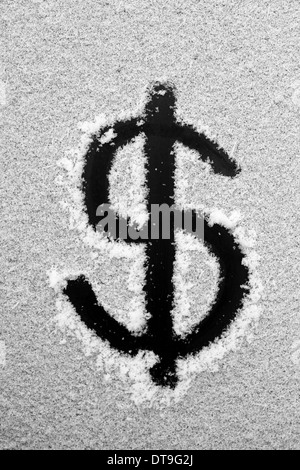 Immagine di un dollaro firmato tracciata nella neve Foto Stock