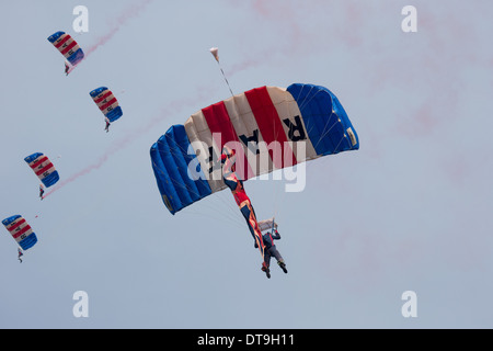 Display RAF paracadute discendente del team a Bristol International Balloon Fiesta 2012 Foto Stock