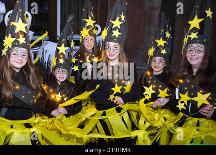 Grandi ustioni cena 2014, Dumfries, Homecoming Carnevale attraverso le strade di Dumfries, bambini in costume attendere di iniziare a ballare Foto Stock