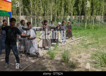 Ladakhi uomini di prendere parte ad un torneo di tiro con l'arco a Thiksey, (Ladakh) Jammu e Kashmir India Foto Stock