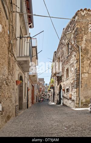 Street a Randazzo, nei pressi del monte Etna, Catania, Sicilia, Italia Foto Stock