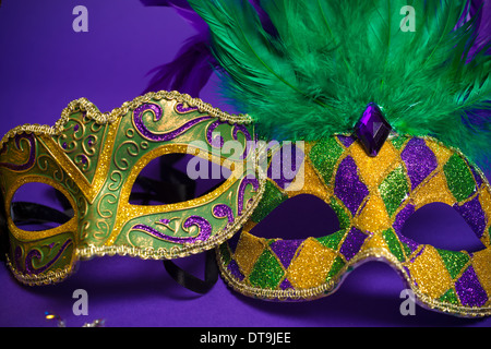 Raggruppamento di festa del Mardi Gras, veneziano o carnivale maschere su uno sfondo viola Foto Stock