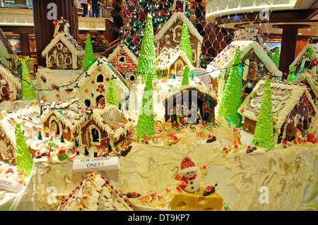 Gingerbread house display di Natale a bordo di Cunard "Queen Victoria" la nave di crociera, Mare Mediterraneo, Europa Foto Stock