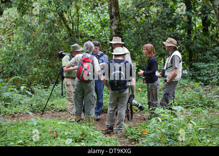 Il punto di rottura per controllare con identificazione libro guida. Eco-turisti. Savegre. San Gerardo de dota. Costa Rica. Foto Stock