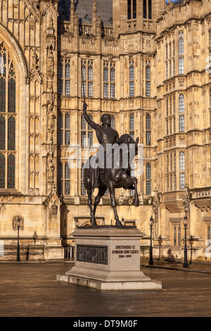 Richard il primo,Riccardo Cuor di Leone monumento presso le Case del Parlamento alla luce calda del pomeriggio,Londra,Inghilterra Foto Stock