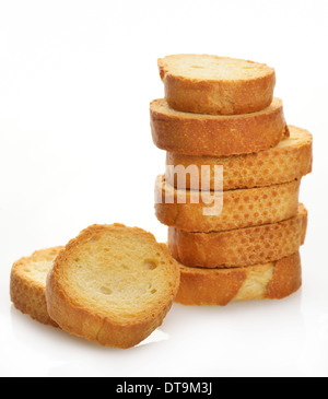 Una pila di fette biscottate di pane su sfondo bianco Foto Stock