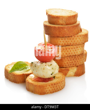 Una pila di fette biscottate di pane con mozzarella e pomodoro Foto Stock