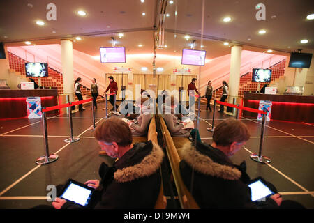 Berlino, Germania. 12 feb 2014. Persone appoggiano all interno dello Zoo Palast Cinema a Berlino, Germania, nel febbraio 12, 2014. Conosciuto come 'Berlinale patria dell', di Berlino Zoo Palast Cinema è stata la principale sede della Berlinale dal 1957 al 1999. In seguito a lavori di restauro sin dalla fine del 2010, il cinema è stato riaperto il 9 novembre 27, 2013 e divennero nuovamente una posizione chiave per la 64th Berlinale festival internazionale del film nel 2014. © Zhang ventola/Xinhua/Alamy Live News Foto Stock
