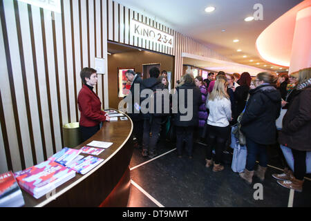 Berlino, Germania. 12 feb 2014. Linea di persone fino a entrare in sala di proiezione allo Zoo Palast Cinema a Berlino, Germania, nel febbraio 12, 2014. Conosciuto come 'Berlinale patria dell', di Berlino Zoo Palast Cinema è stata la principale sede della Berlinale dal 1957 al 1999. In seguito a lavori di restauro sin dalla fine del 2010, il cinema è stato riaperto il 9 novembre 27, 2013 e divennero nuovamente una posizione chiave per la 64th Berlinale festival internazionale del film nel 2014. © Zhang ventola/Xinhua/Alamy Live News Foto Stock