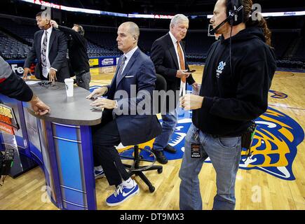 Memphis, Tenn, STATI UNITI D'AMERICA. 7 febbraio, 2014. Febbraio 7, 2014 - ESPN College Gameday cast membri Jalen Rose (estrema sinistra), Jay Bilas (centrale), e Digger Phelps (a destra) il lavoro con gli equipaggi di produzione dei membri dopo le riprese di venerdì pomeriggio al FedExForum. © Mark Weber/l'appello commerciale/ZUMAPRESS.com/Alamy Live News Foto Stock