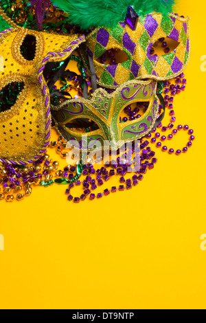 Una festosa, gruppo colorato di Mardi Gras o carnivale maschere su uno sfondo giallo. Maschere veneziane. Foto Stock