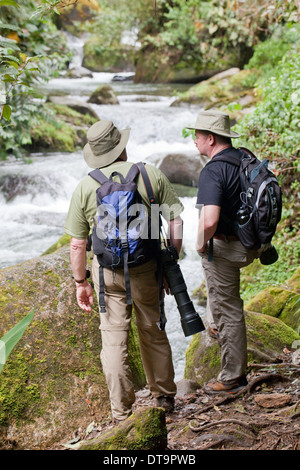 Eco-turistico fotografi. Il fiume Savegre. La foresta pluviale. Talamanea montagne. Costa Rica. America centrale. Foto Stock