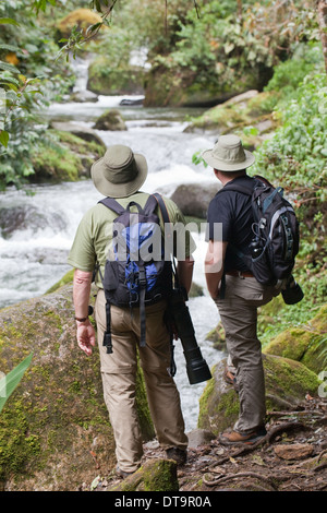 Eco-turistico fotografi. Il fiume Savegre. La foresta pluviale. Talamanea montagne. Costa Rica. America centrale. Foto Stock