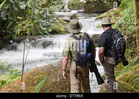 Eco-turistico fotografi. Il fiume Savegre. La foresta pluviale. Talamanea montagne. Costa Rica. America centrale. Foto Stock