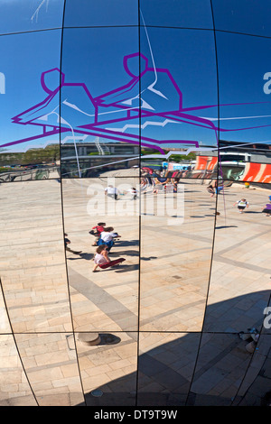 Millenium Square, Bristol, riflessa in chrome esterno del planetario Foto Stock