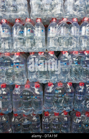 L'acqua imbottigliata è visualizzato e per la vendita ai viaggiatori in un trasporto di riposo in Kampong Cham Provincia, in Cambogia. Foto Stock