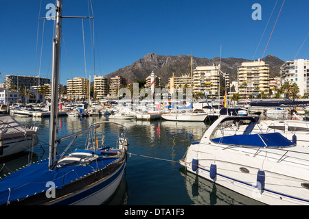 MARBELLA Spagna FRONTE MARE CON FARO E barche nel porto Foto Stock