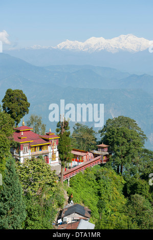 Bhutia Busty Gompa, monastero Buddista, coperta di neve Mt Kangchenjunga sul retro, Darjeeling, Western Himalaya, Bengala Occidentale Foto Stock