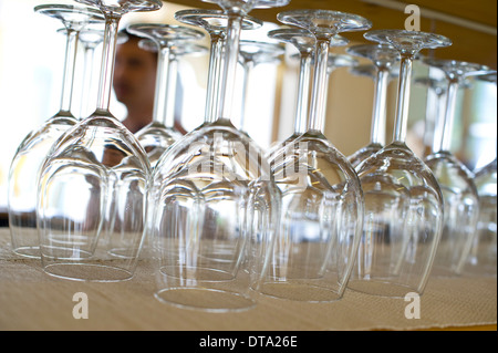 Capovolto bicchieri di vino in un ristorante Foto Stock