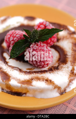 Il dessert con rasberry e menta un gelato close up Foto Stock