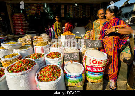 Varie tagliatelle in vendita in sacchi in un mercato all'aperto, Mumbai, Maharashtra, India Foto Stock