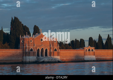 Vista sul Canale delle Fondamenta Nuove verso il cimitero di isola di Isola di San Michele, Venezia, Veneto, Italia Foto Stock