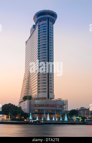 L'Hotel Hilton nella luce della sera, UNIL Fiume Chao Phraya, Bangkok, Thailandia Foto Stock