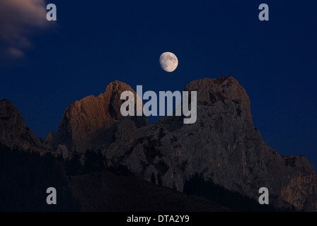 Ceratura luna tra Roten Flüh und Gimpel montagne nella Valle di Tannheim, Tirolo, Austria Foto Stock