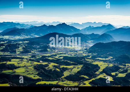 Vista aerea, prati, foreste e delle Alpi, vicino a Tegernsee, Alta Baviera, Baviera, Germania Foto Stock